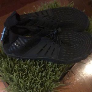 Mens water shoes in black size 13-13.5
